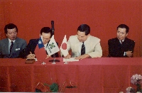 1993年與SkyLite簽約