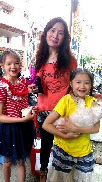 可愛的小美女 脚腫脹 到台中jc工作室 得到改善